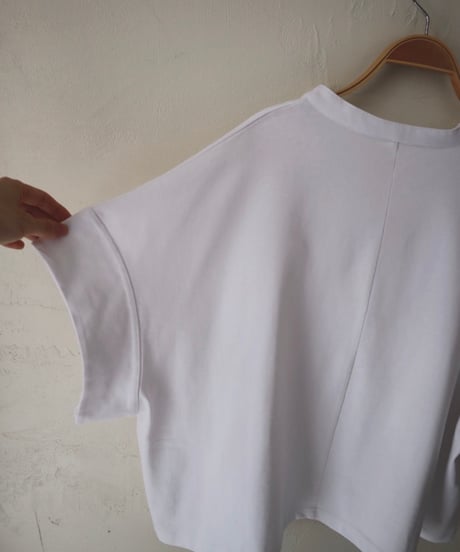 キーネックTシャツ