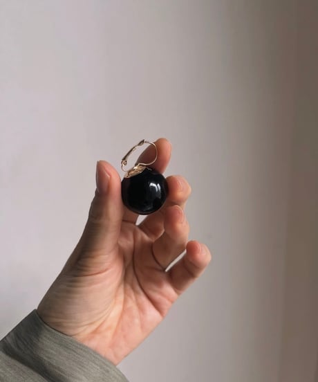ブラック玉ピアス