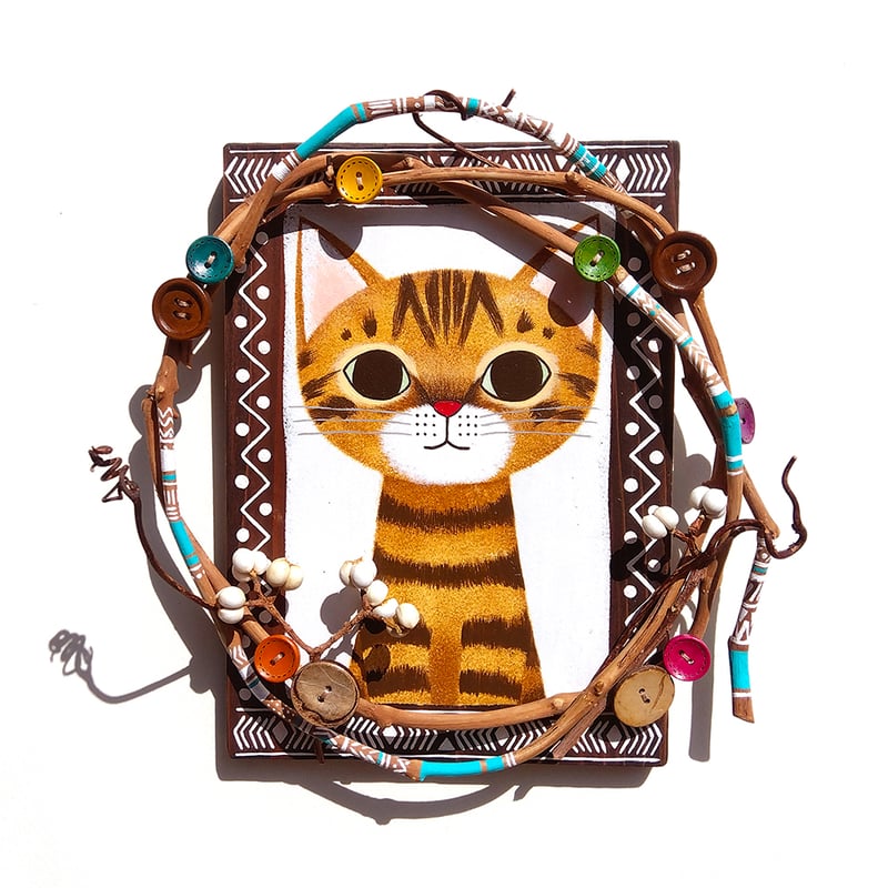 トライバル柄入り【手描き】キジトラ猫の“葡萄枝仕立て”ウォールアート