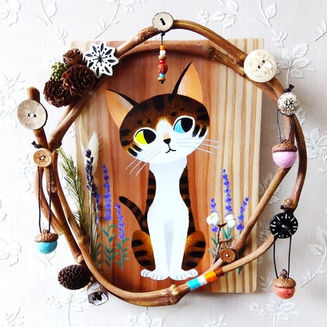どんぐりオーナメント付き【手描き】キジ白オッドアイ猫の“葡萄枝仕立て”ウォールアートボード