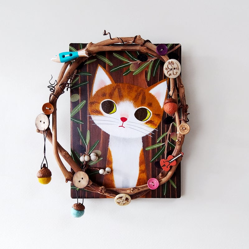 どんぐりオーナメント付き【手描き】キジ白オッドアイ猫の“葡萄枝