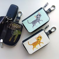 スマートキーケース“お散歩猫のイラスト入り〈茶トラ猫・サバトラ猫〉”