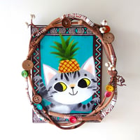 トライバル柄入り【手描き】アフリカンダンサー猫パインちゃんの“葡萄枝仕立て”ウォールアートボード