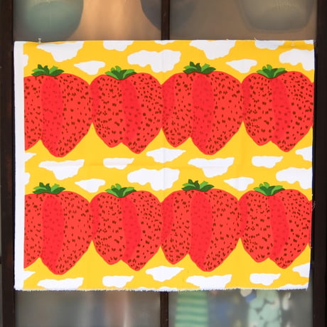マリメッコ marimekko　＜Mansikkavuoret＞キャンバス・ファブリック（イエロー）65×78cm　日本未入荷