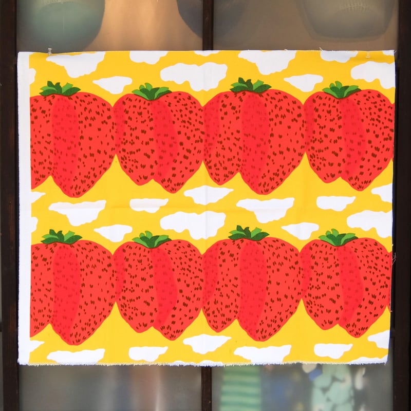 マリメッコ marimekko ＜Mansikkavuoret＞キャンバス・ファブリック