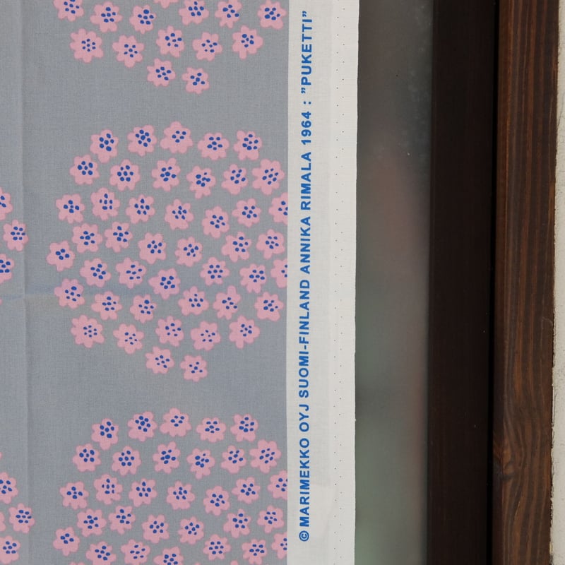 マリメッコ marimekko ＜Puketti＞ファブリック（グレー×ピンク）50