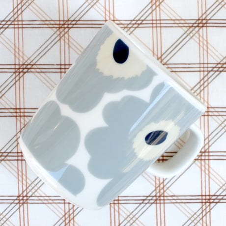 マリメッコ marimekko　＜Unikko＞マグカップ（ライトグレー×ネイビー）