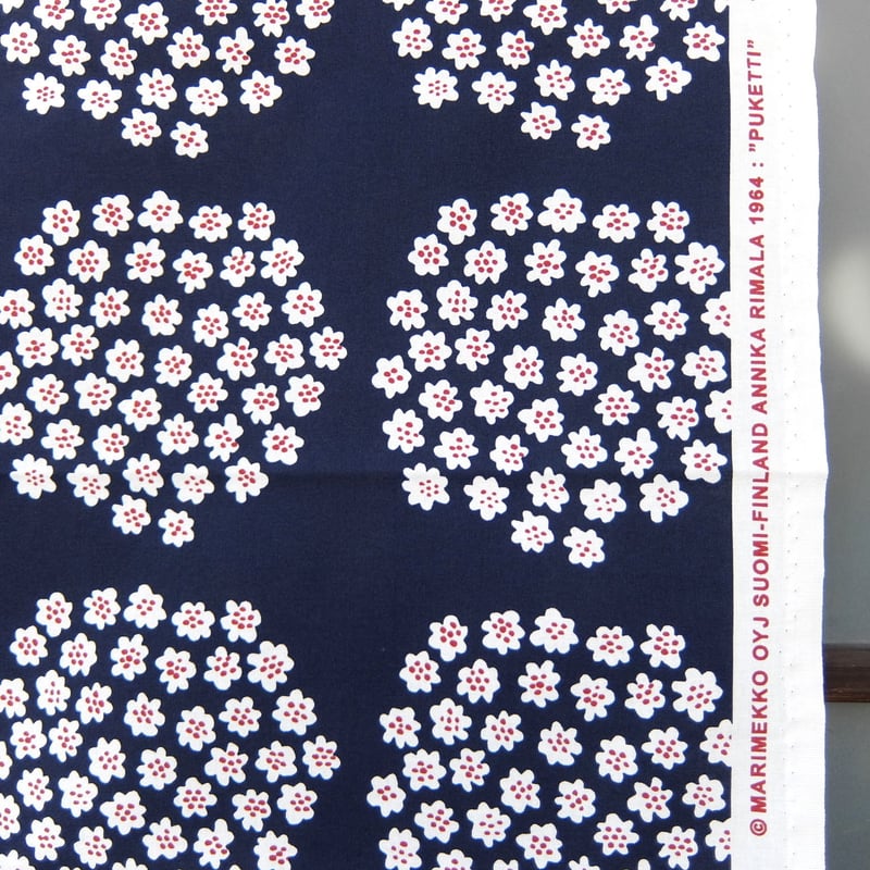 マリメッコ marimekko ＜Puketti＞ファブリック（ネイビー×えんじ