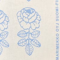 マリメッコ marimekko　＜Vihkiruusu＞ファブリック（オフホワイト×ライトブルー）50cm　日本限定
