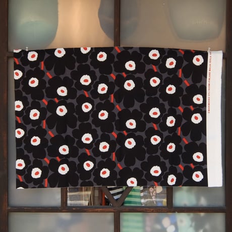 マリメッコ marimekko　＜Mini Unikko＞コーティング・コットン・ファブリック（グレー×ブラック×レッド）50×77cm　日本未入荷