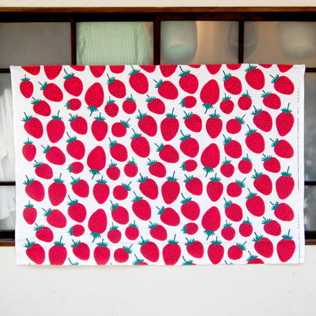 マリメッコ marimekko　＜Pieni Mansikka＞ファブリック（ホワイト）50cm