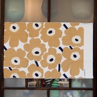 マリメッコ marimekko　＜Pieni Unikko＞キャンバス・ファブリック（オフホワイト×キャメル）50×79cm　日本未入荷