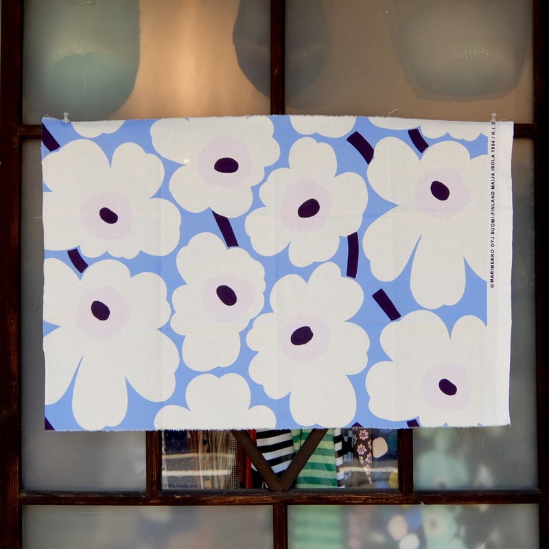 マリメッコ marimekko <Pieni Unikko>ファブリック(水色×オフ マリメッコ marimekko <Pieni Unikko>ファブリック(水色×オフ