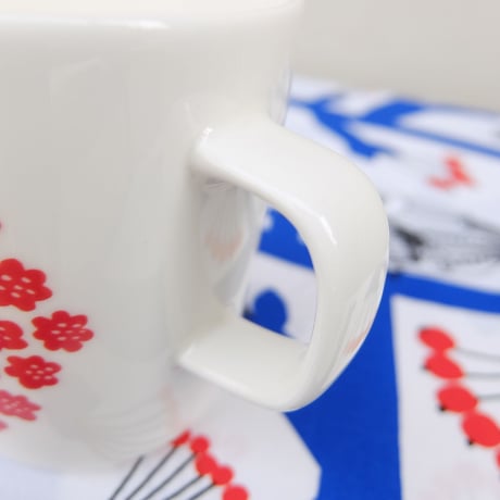 マリメッコ marimekko　＜Puketti＞マグカップ（ホワイト×レッド）