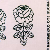 マリメッコ marimekko　＜Vihkiruusu＞ファブリック（ライトピンク×ダークグリーン）50cm