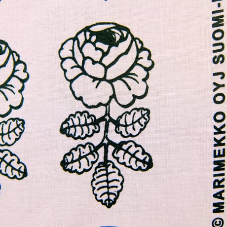 マリメッコ marimekko　＜Vihkiruusu＞ファブリック（ライトピンク×ダークグリーン）50cm