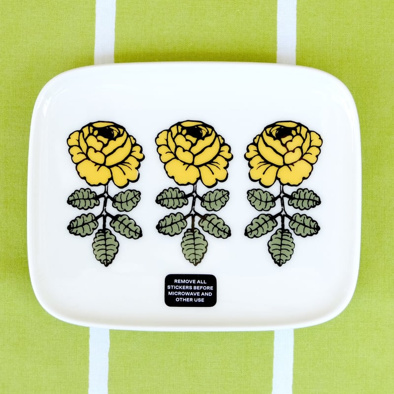 マリメッコ marimekko ＜Vihkiruusu＞角プレート（イエロー） | chuffy