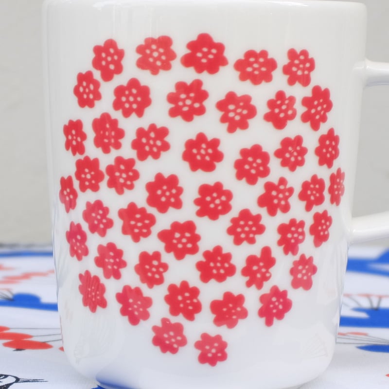 マリメッコ marimekko ＜Puketti＞マグカップ（ホワイト×レッド） | chuffy