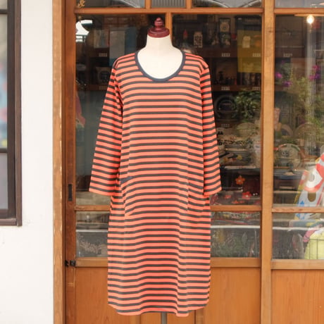 マリメッコ marimekko　＜Tasaraita＞長袖ワンピース（オレンジ＆チャコールグレー）