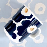 マリメッコ marimekko　＜Unikko＞マグカップ（ネイビー）日本限定
