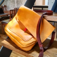 オイルドレザーのルーズバッグ(写真は以前の商品でグローブレザーです)
