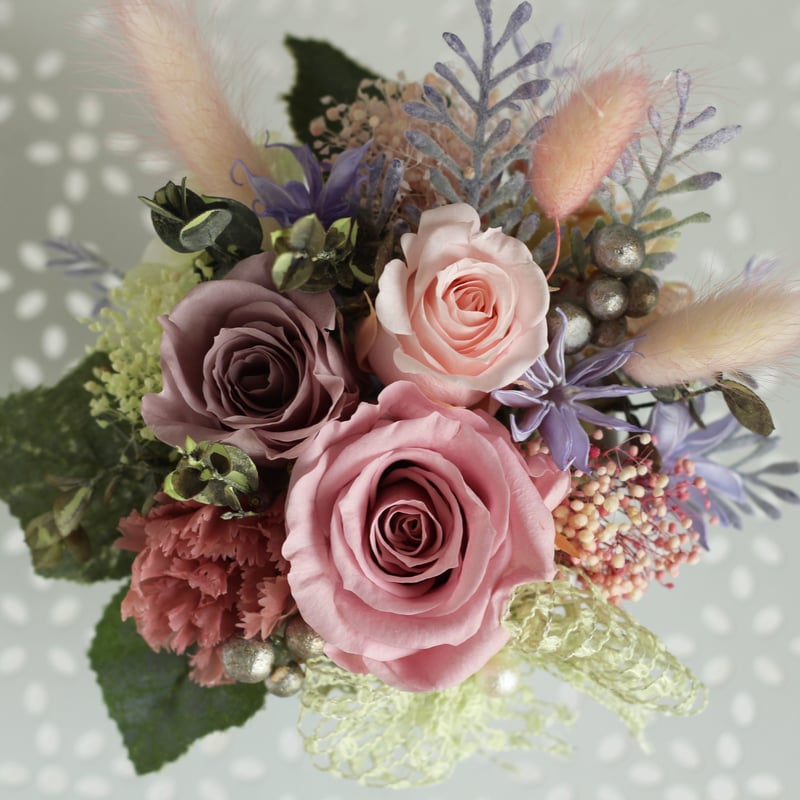 ピンクバラのフラワーアレンジメント 母の日プリザーブドフラワーアレンジメント・シックピンク系大輪