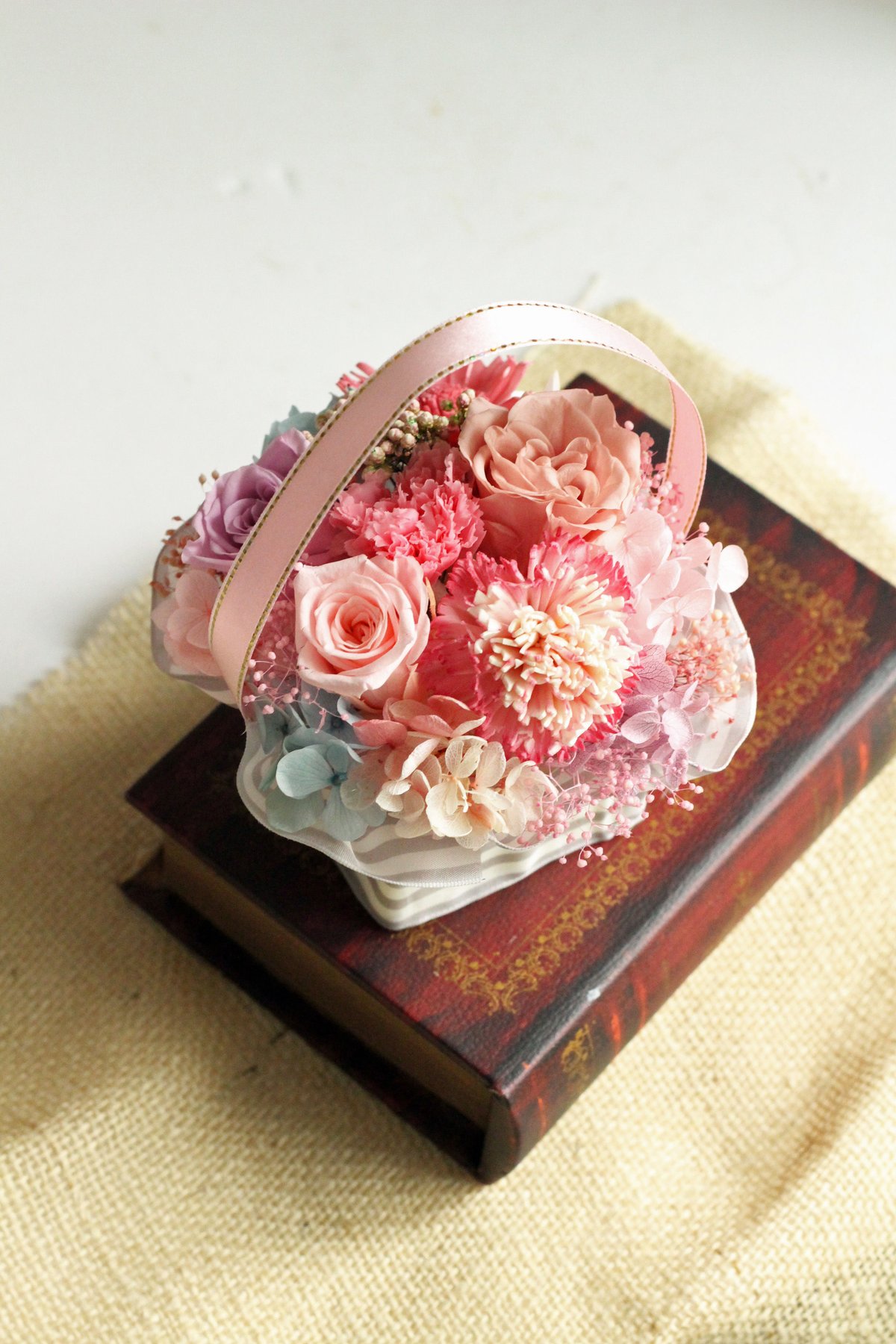 プリザーブドフラワーギフト／ラウンドアレンジメント・リボン