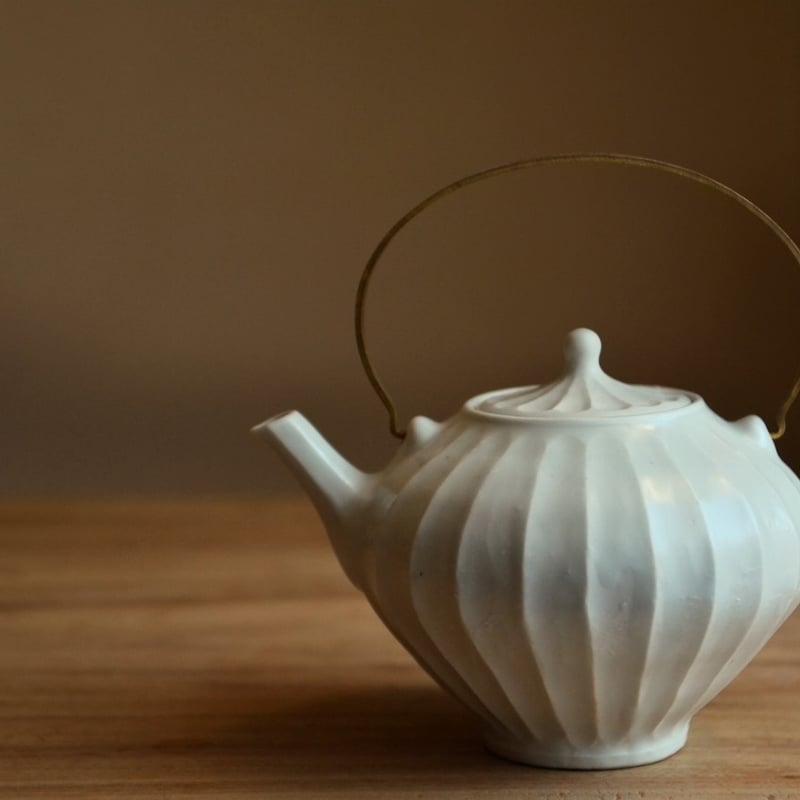 境 知子さん 白磁 真鍮取手鎬土瓶 | ろばの家