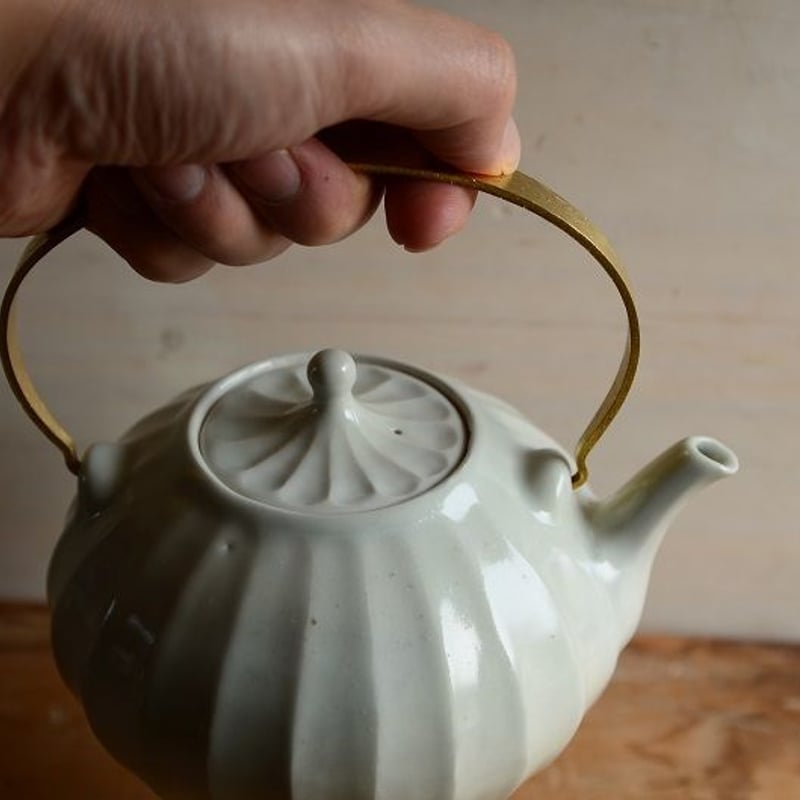 境 知子さん 白磁 真鍮取手鎬土瓶 | ろばの家