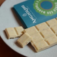 【プロモーション価格】ANGIOLINI　ホワイトチョコレートピスタチオ＆アーモンド(塩入り)