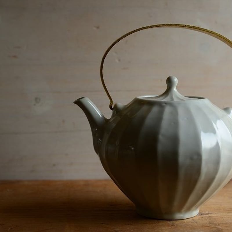 境 知子さん 白磁 真鍮取手鎬土瓶 | ろばの家