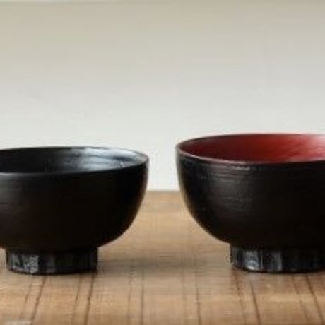 臼杵春芳さん  うるし木の汁椀(中)　中赤