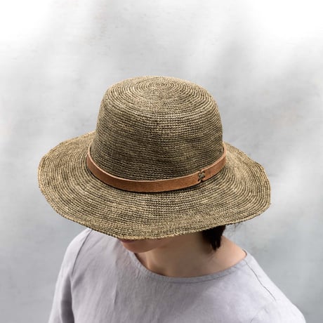 マダガスカルラフィアの手編みレザーベルト帽子（ティー/ナチュラル）