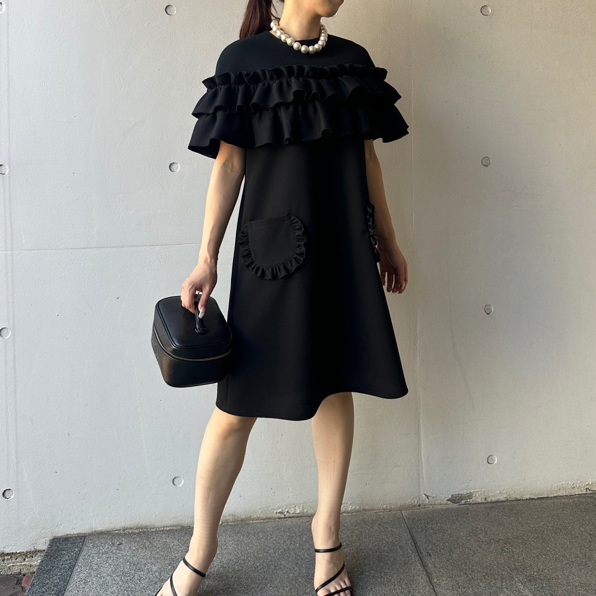 【美品】完売品✨️ロージーモンスター ノーカラー プックリ ジャケット フリル 黒 1-095 黒ハニカム フリルポケットワンピース SM | capriciousmie