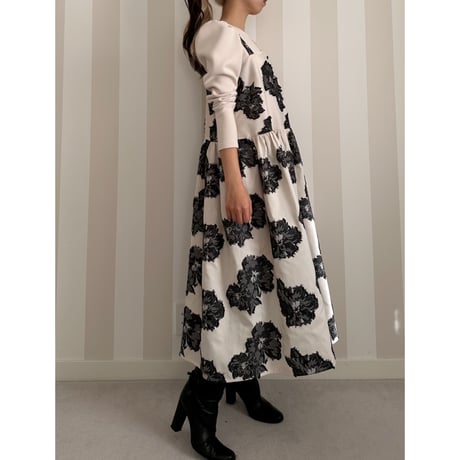 2-213    ベージュ　長袖パフトップス　BOX　ＭＬ