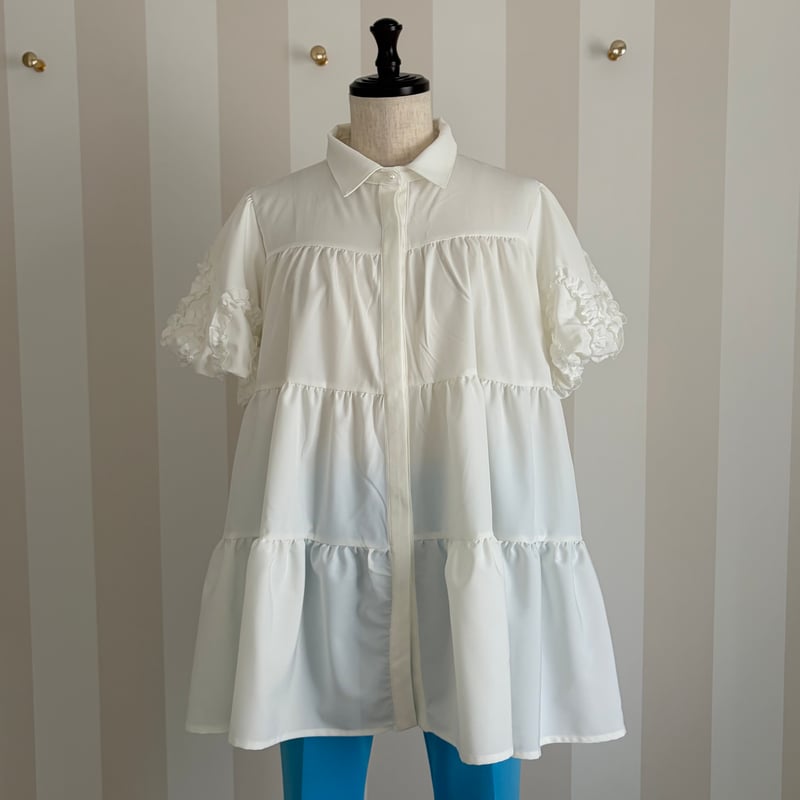 限定❗️完売品❗️再入荷ラッフルデコチュニック丈ブラウス　ホワイト　frene セール】ラッフルデコ・チュニック丈プルオーバーブラウス（シャツ