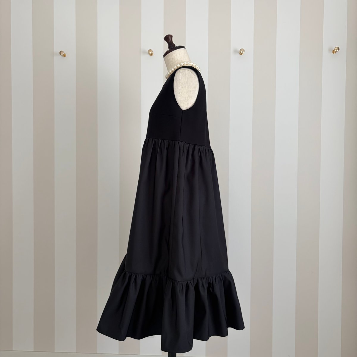 67NOWOS ブラック刺繍フレアワンピース セール】ロゴ刺繍ニットポロフレアワンピース[高身長サイズMT/低身長