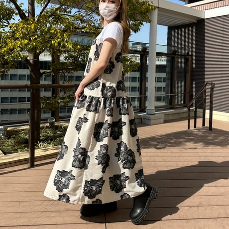 4-044    ベージュ×黒花　キャミフリルワンピース　low　フリー（Ｌ）