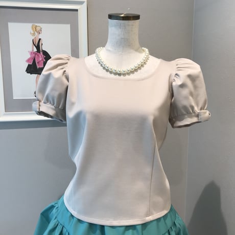 4-203  ベージュ　Chouトップス　FITタイプ　Ｍ