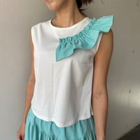 6-160    白×ティファニーブルー　肩フリルトップス　Ｌ