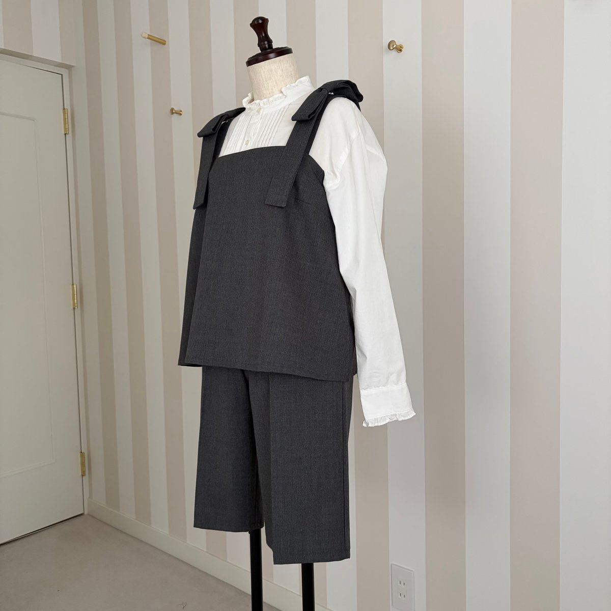 2-033 グレー リボンブローチ付ベスト M | capriciousmie