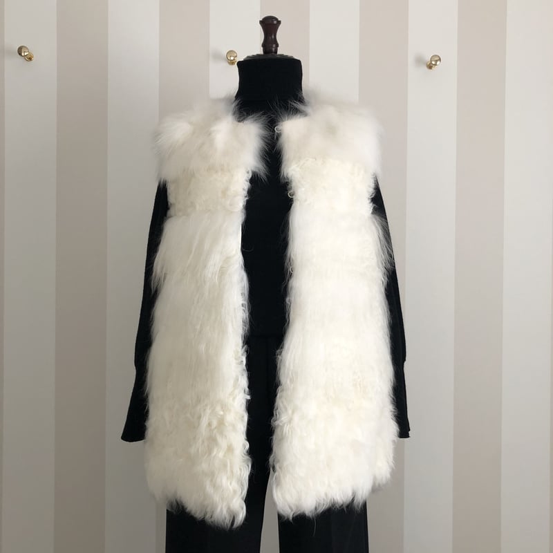 最終値下げ！　UTAA ファー素材 ホワイト ベスト 最終値下げ！ UTAA ファー素材 ホワイト ベスト