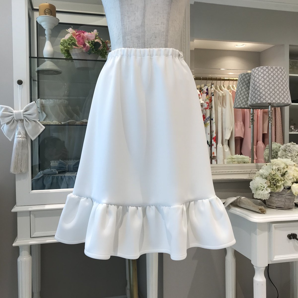 The barnnet ホワイト プリーツスカート フリル裾 バックサテン 変形プリーツスカート(51255121-2025
