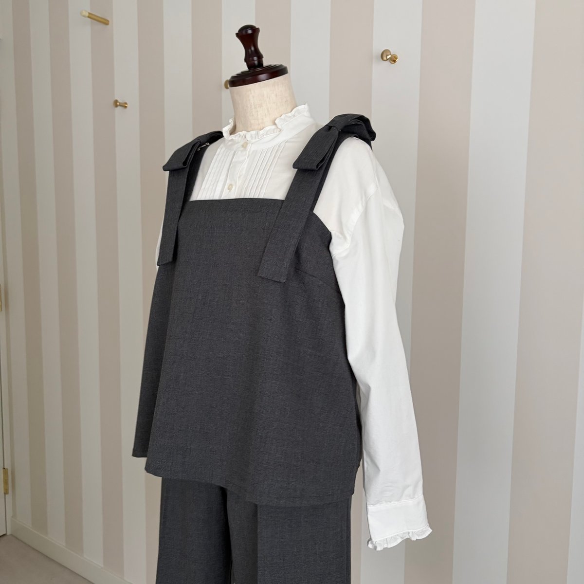 2-033 グレー リボンブローチ付ベスト M | capriciousmie