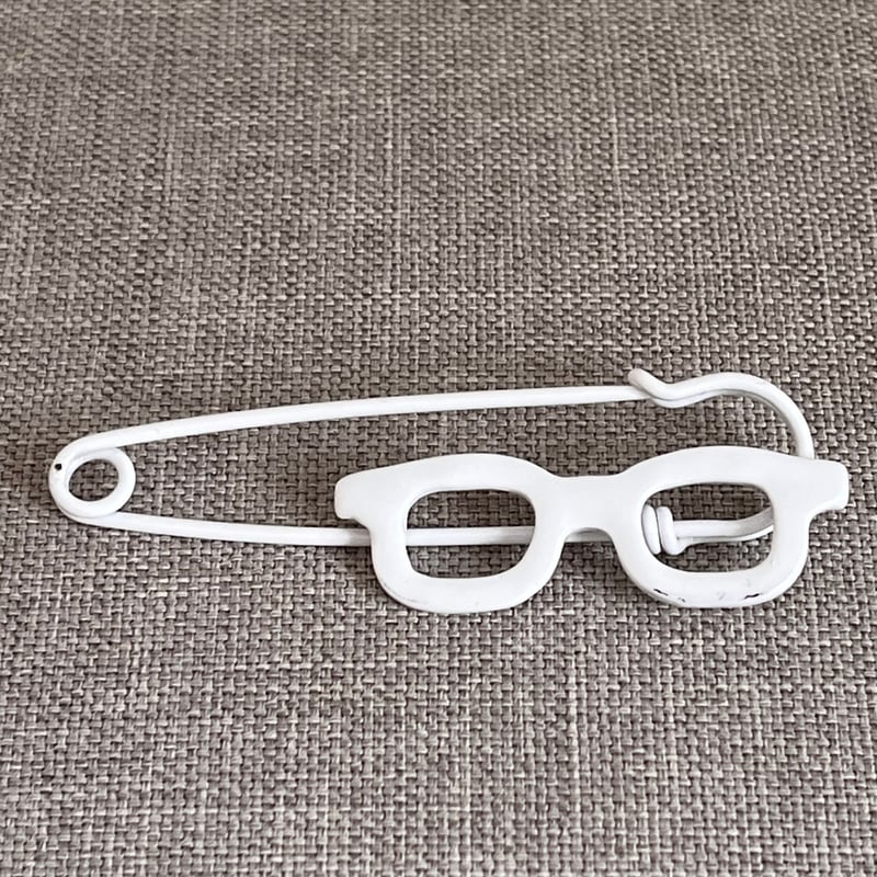 A-021 めがね ブローチピン 白 (キズあり) | capriciousmie
