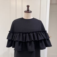10-153    黒ウール風　Ｗフリルケープ　フリー