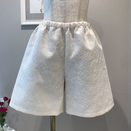4-210  オフ白nショートパンツ　フリー
