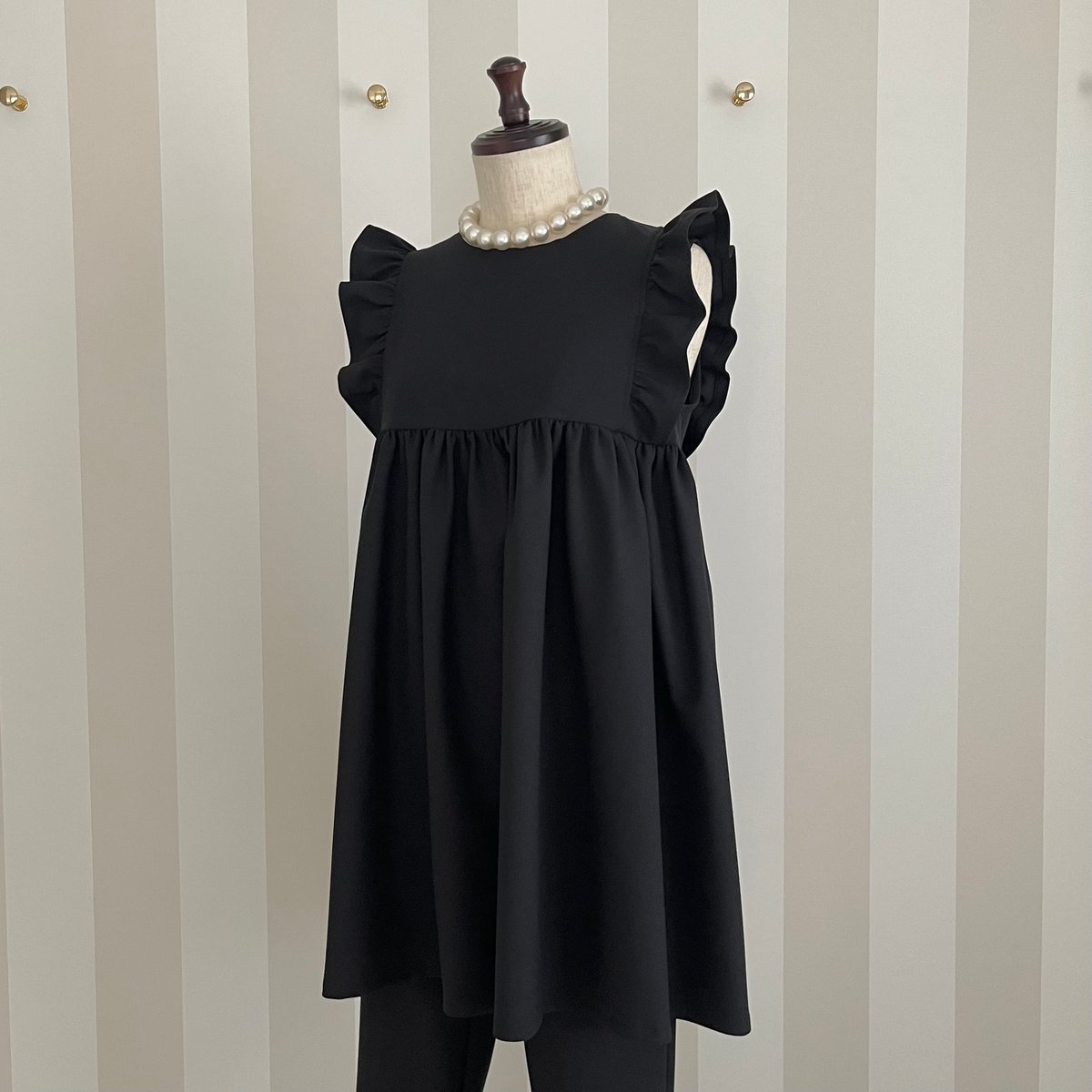 美品 Aveniretoile ノースリーブ フリルチュニック 34 黒 フリルレースVネックノースリーブチュニック | ファッション通販