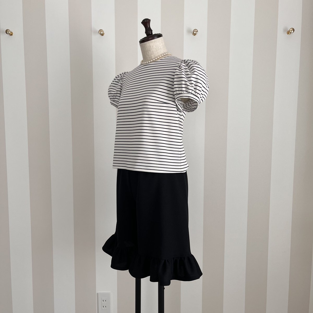 美品 archivio プリーツフリルショートパンツ 黒 サイズ40*CD817 美品 archivio プリーツフリルショートパンツ 黒 サイズ40*CD817