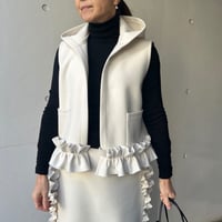1-140     アイボリーウール　裾フリルベスト　フリー